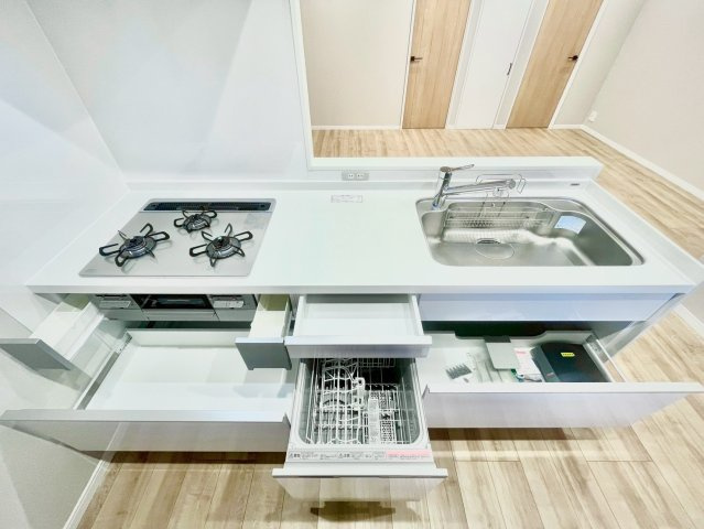朝日江戸川橋マンションのキッチン|ビルトインタイプの食洗機付き！家事の時間と、手洗いに比べて使用水量も軽減します！

現地ご見学希望・資料請求などお気軽にお問い合わせ下さい！
03-5990-5201