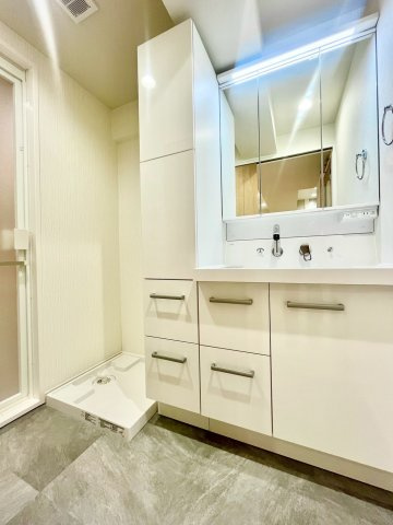 朝日江戸川橋マンションの独立洗面台|清潔感のあるプライベート空間は、身だしなみチェックやお肌のお手入れに最適です。

現地ご見学希望・資料請求などお気軽にお問い合わせ下さい！
03-5990-5201