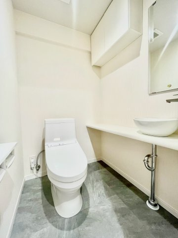 朝日江戸川橋マンションのトイレ|ウォシュレット付きのトイレはいつも快適！

現地ご見学希望・資料請求などお気軽にお問い合わせ下さい！
03-5990-5201