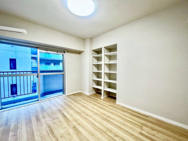 朝日江戸川橋マンションの洋室|大きな窓からたっぷりと陽光が注がれる明るい居室。一日の疲れを癒し、時を忘れて過ごせる空間です！

現地ご見学希望・資料請求などお気軽にお問い合わせ下さい！
03-5990-5201