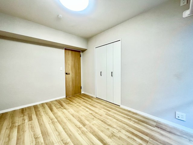 朝日江戸川橋マンションの洋室|白を基調としたお部屋は光を反射するため、お部屋が明るく美しく見えますね！

現地ご見学希望・資料請求などお気軽にお問い合わせ下さい！
03-5990-5201