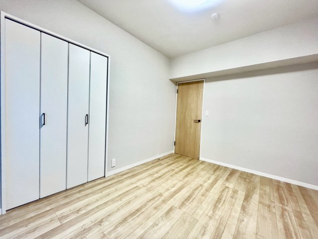 朝日江戸川橋マンションの洋室|部屋収納もバッチリです！見せる収納も流行っていますが、やはり見せない収納も大切ですね。

現地ご見学希望・資料請求などお気軽にお問い合わせ下さい！
03-5990-5201