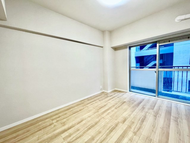 朝日江戸川橋マンションの洋室|明るいお部屋はそれだけで気分が晴れやかになりますね！

現地ご見学希望・資料請求などお気軽にお問い合わせ下さい！
03-5990-5201