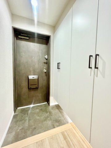 朝日江戸川橋マンションの玄関|住む人や訪れる人を心地よく迎え入れてくれる玄関。

現地ご見学希望・資料請求などお気軽にお問い合わせ下さい！
03-5990-5201