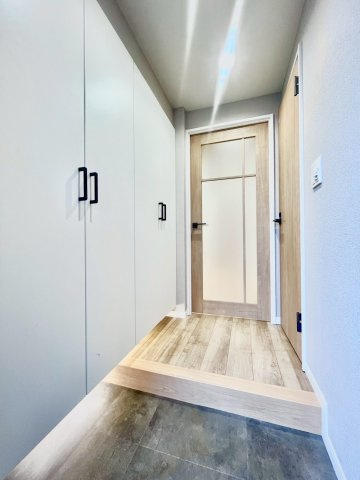 朝日江戸川橋マンションの玄関|玄関横にはシューズボックスがついているため、片付いた玄関がキープできます！

現地ご見学希望・資料請求などお気軽にお問い合わせ下さい！
03-5990-5201
