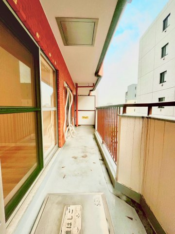 朝日江戸川橋マンションのバルコニー|大きな空に包まれて、太陽の光をたっぷりと浴びながら過ごす毎日は、自然と家族の笑顔で溢れます。

現地ご見学希望・資料請求などお気軽にお問い合わせ下さい！
03-5990-5201