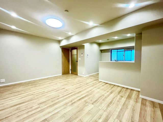 朝日江戸川橋マンションの居間・リビング|のびやかに広がるリビングは、一年を通して爽やかな光と風に癒される家族のなごみ空間。

現地ご見学希望・資料請求などお気軽にお問い合わせ下さい！
03-5990-5201