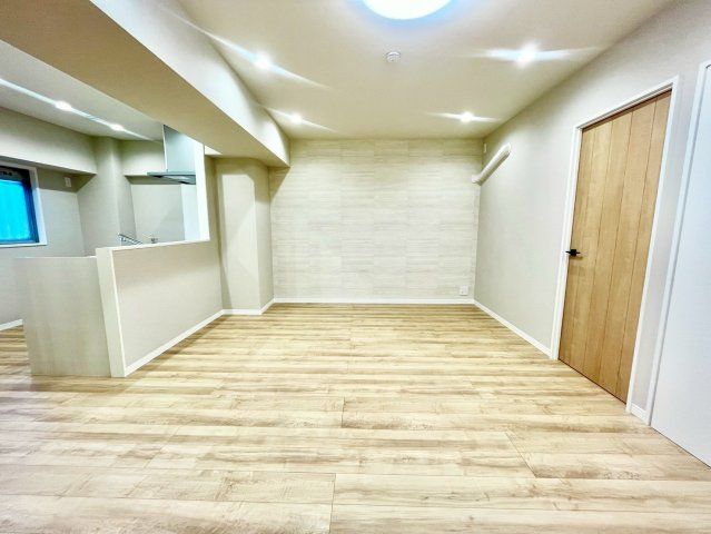 朝日江戸川橋マンションの居間・リビング|ご家族が自然と集まり会話が弾む、笑顔を育む明るい居住空間です。

現地ご見学希望・資料請求などお気軽にお問い合わせ下さい！
03-5990-5201