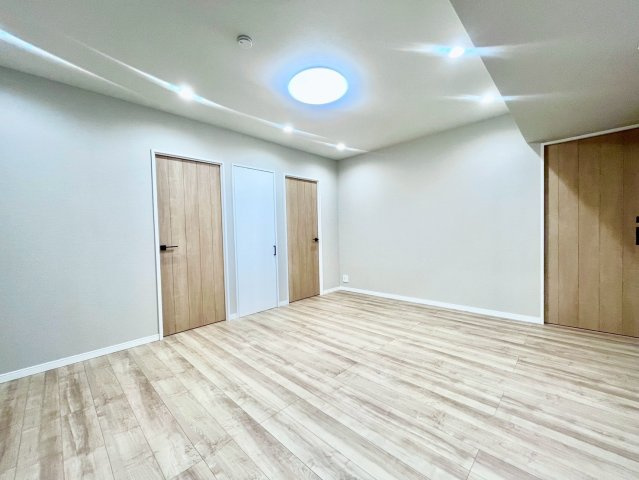 朝日江戸川橋マンションの居間・リビング|採光をふんだんに取り入れた明るいリビングです。

現地ご見学希望・資料請求などお気軽にお問い合わせ下さい！
03-5990-5201