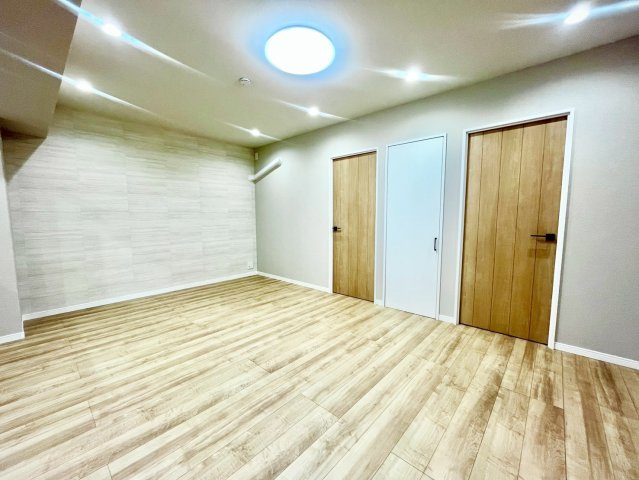 朝日江戸川橋マンションの居間・リビング|白と木目調を基調にした落ち着きのあるリビング。お部屋のコーディネートも楽しめます！

現地ご見学希望・資料請求などお気軽にお問い合わせ下さい！
03-5990-5201