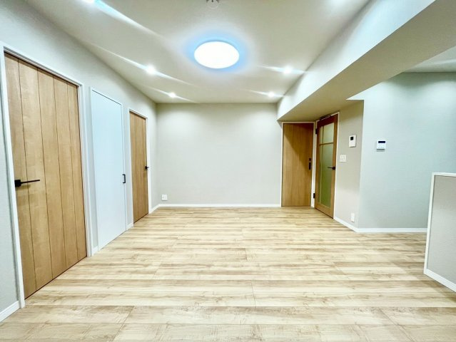 朝日江戸川橋マンションの居間・リビング|LDKは14.7帖あるため、ご家族でゆったりと寛ぐことが出来ますね！

現地ご見学希望・資料請求などお気軽にお問い合わせ下さい！
03-5990-5201