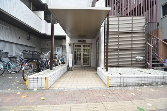【エントランス】 | グリーンキャピタル池袋 | オートロックを備えた、マンションのエントランス。やはりセキュリティの観点は欠かすことができません。皆様を“安全”に送り出し、出迎えてくれます。～即日のご見学可能～　お問合せはお気軽にどうぞ。