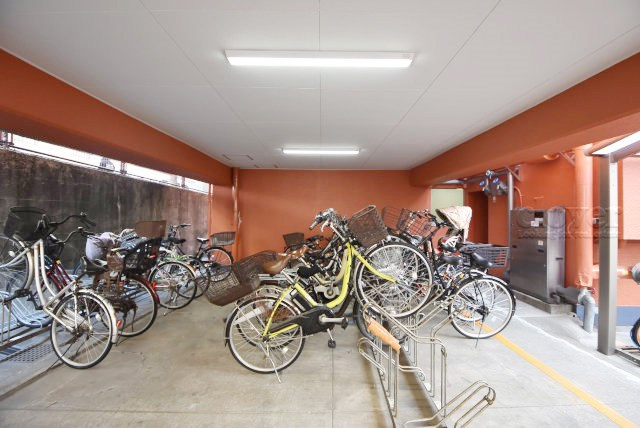 【駐輪場】 | パラスト大山 | 自転車置き場。マンションの共用部にあたります。空きの有無や駐輪料金、各戸の台数制限などについては、改めてお問い合わせください。～即日のご見学可能～　お問合せはお気軽にどうぞ。
