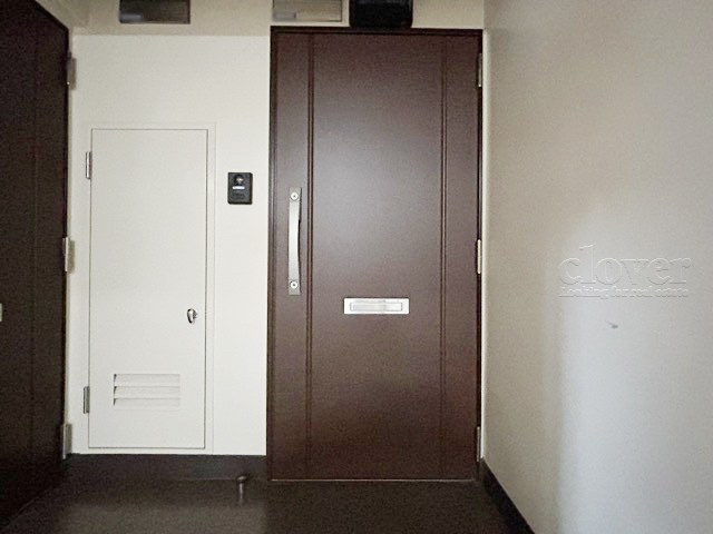 【その他共用部分】 | パラスト大山 | ダブルロック式の玄関ドアが皆様をお出迎え。お部屋のセキュリティの観点からも、うれしい設備ですね。玄関の色もシックで良い感じです。～即日のご見学可能～　お問合せはお気軽にどうぞ。