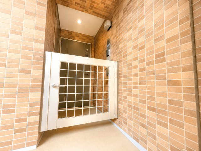 フェアロージュ西葛西四季の道の玄関|ベビーカーや荷物の出し入れもしやすい、ゆとりあるポーチ空間を確保。