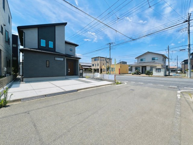 前橋市六供町1丁目の前面道路含む現地写真|間口も広く駐車も焦らずにできます♪