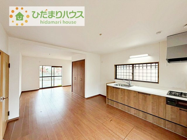 【居間・リビング】 | 土浦市中村南1期　中古戸建 | お子様が元気に遊べる広々としたリビングです！