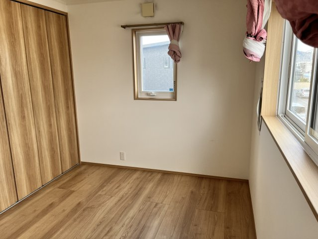 原田町戸建の洋室