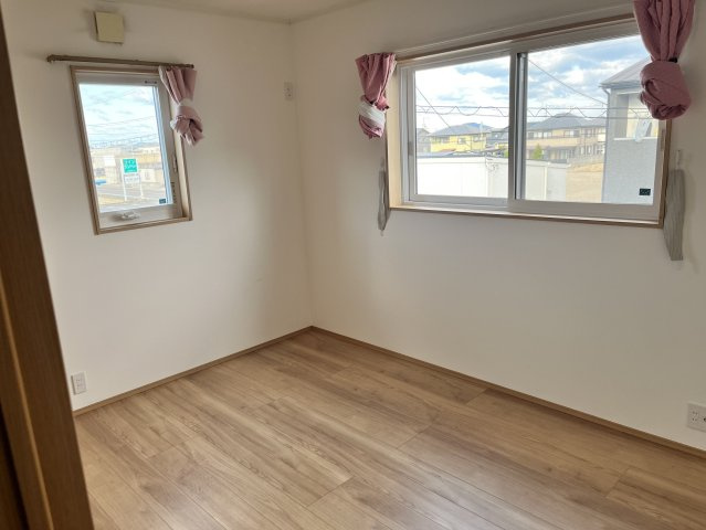 原田町戸建の洋室