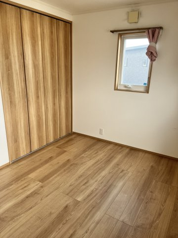 原田町戸建の洋室