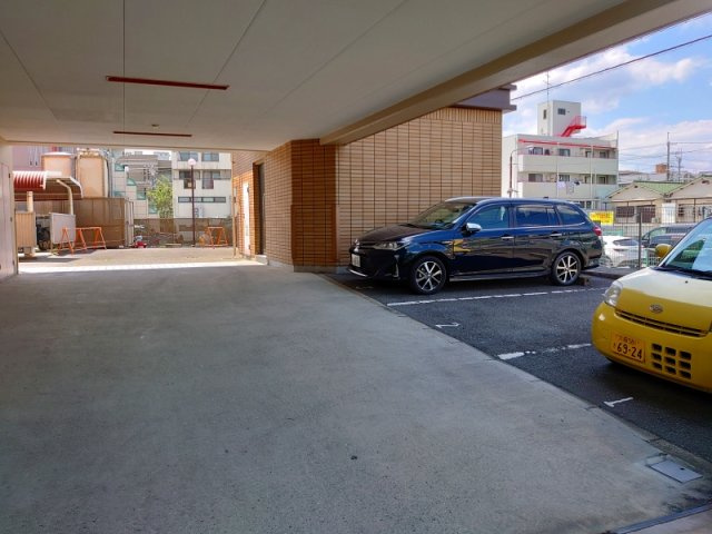 ラポール西緑丘の駐車場