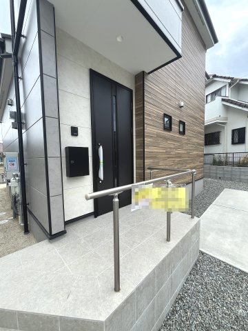 【玄関】 | 福岡市西区生松台1丁目3期　3号棟（全3棟）【仲介手数料無料・0円】 | 現地写真。