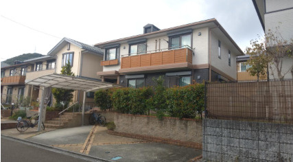 「驚きのLDK26帖」高知市春野町南ヶ丘7丁目　中古一戸建ての外観|前面道路もすっきりしており、お車の出し入れもスムーズ！