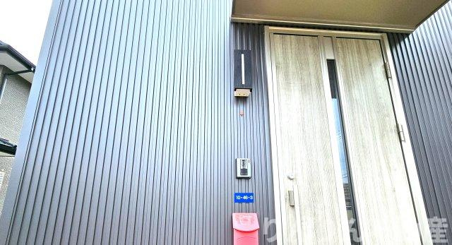【玄関】 | 福島1丁目戸建 | 収納もある玄関です