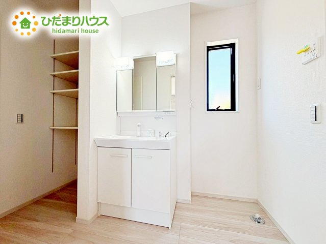 【独立洗面台】 | 水戸市住吉町5期　新築戸建 | 三面鏡は自分では見えにくいところまで見ることができるので、身だしなみを整える際などにはとても便利です(*^^*)