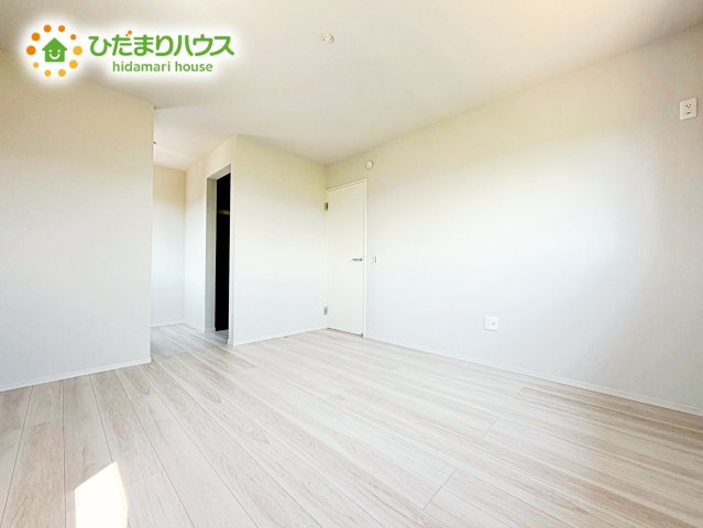 【寝室】 | 水戸市住吉町5期　新築戸建 | 主寝室は広々していて安らげる空間に。大きな窓から光が差し込み、朝の目覚めも良さそう♪