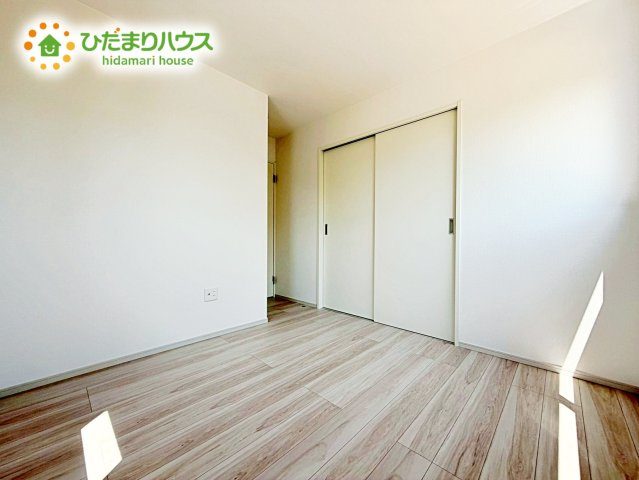 【洋室】 | 水戸市住吉町5期　新築戸建 | 白を基調とした明るく爽やかな子ども室。自分の時間に集中できる、落ち着きのある居室です。学習机やベッドなどの家具もゆとりを持って配置できます。