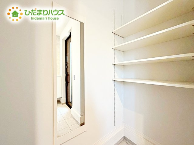 【収納】 | 水戸市住吉町5期　新築戸建 | ゆったりと明るい玄関がご家族や来客をお出迎え。機能的な大型シューズボックスは長物もしっかりと収納できます。