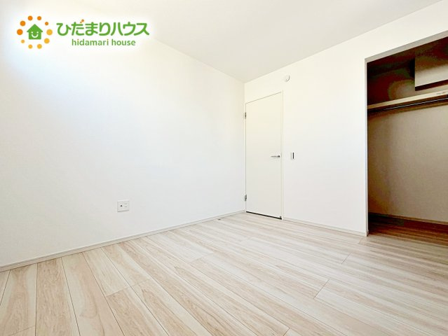【洋室】 | 水戸市住吉町5期　新築戸建 | 窓からそそがれる暖かみのある明るい空間。広々としたプライベート空間で自分の時間を楽しめます。フローリング仕様で普段のお掃除も楽々です。