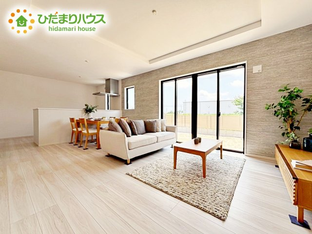 【居間・リビング】 | 水戸市住吉町5期　新築戸建 | ホワイトを基調としたLDKは、明るく上品な心地よさを演出してくれます。空間に広がりをもたらし、より一層広く感じさせてくれます。