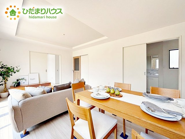【居間・リビング】 | 水戸市住吉町5期　新築戸建 | リビング・ダイニングは白を基調としたシンプルな空間。 雑貨やこだわりの家具など、レイアウトも自由に楽しめます！