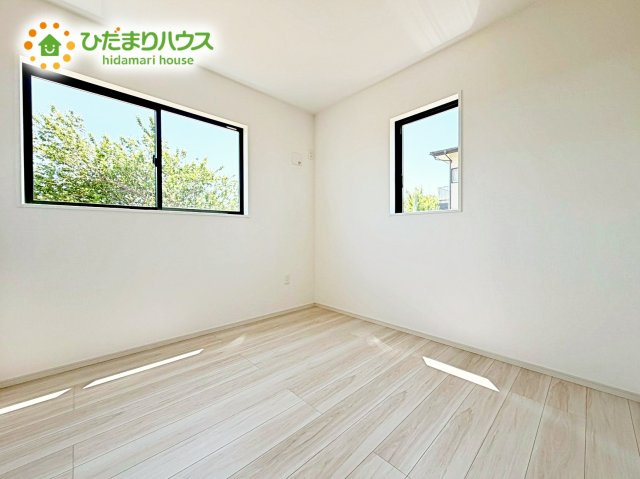 【洋室】 | 水戸市住吉町5期　新築戸建 | 白い壁の洋室は、太陽の光だけでも十分明るく感じられますね
