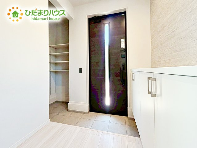 【玄関】 | 水戸市住吉町5期　新築戸建 | 玄関収納充実。明るい光が差し込む清潔感あふれる玄関。