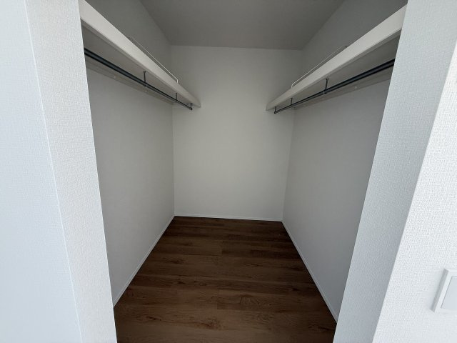 前原駅南１丁目　新築戸建　３棟の収納|洋室9.7帖のウォークインクローゼット