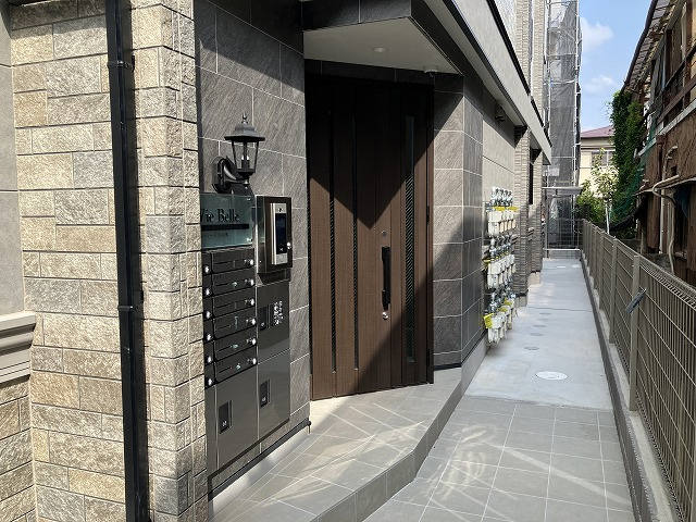 La vie belle 宝山町のエントランス
