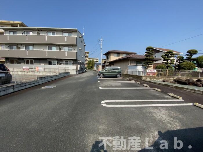 ニューロイヤルの駐車場