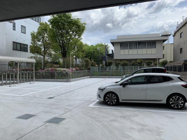 クローバー・メゾン服部の駐車場