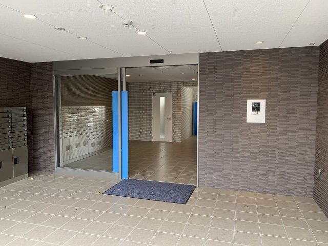 クローバー・メゾン服部のエントランス