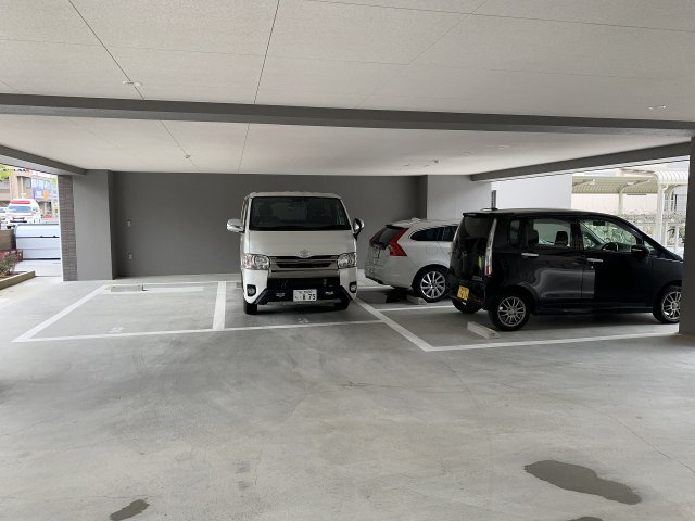クローバー・メゾン服部の駐車場