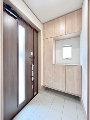 足立区古千谷本町２丁目　新築分譲住宅　限定１邸の玄関|【玄関】高級感のあるオシャレな玄関です。　※写真は施工例です