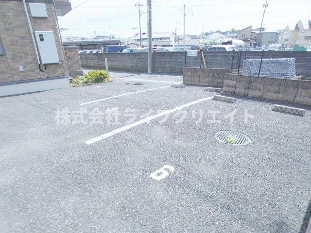 シャルマンの駐車場