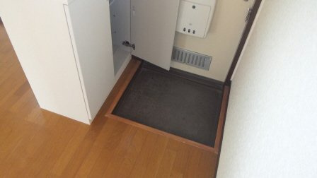 ビラ・ネプチューンの玄関|下駄箱付きです。