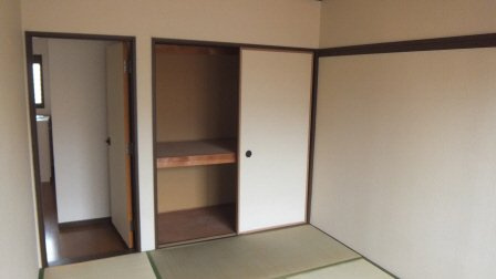 ビラ・ネプチューンの居間・リビング|収納スペースあります。
