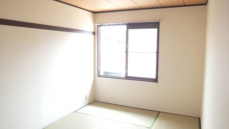ビラ・ネプチューンの居間・リビング|明るい室内です。