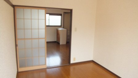 ビラ・ネプチューンの居間・リビング|海神駅すぐ近くです