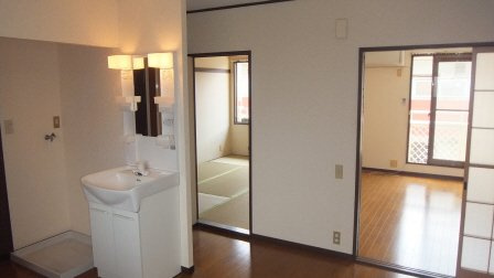 ビラ・ネプチューンの居間・リビング|周りは住宅街なので静かです。